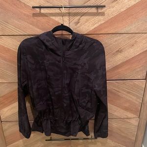 Lululemon Lightweight Windbreaker in Camo Deep Coal Multi EUC Size 8
